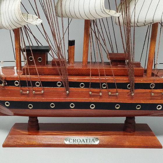 Sorprendente modellino di nave "Croatia" fatto a mano anni '70. Prodotto in Inghilterra. – Oggetti decorativi (photo 7 of 9)