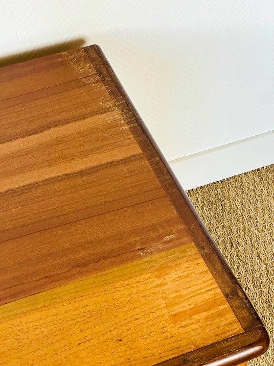 Image 1 of Aparador bajo escandinavo de teca con patas de horquilla, 1960.