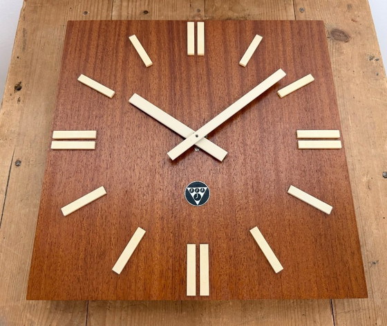 Image 1 of Orologio da parete vintage in legno marrone di Pragotron, anni '80