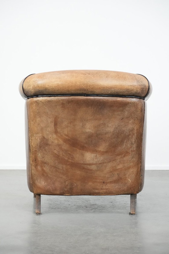 Image 1 of Robusta poltrona club vintage in pelle di pecora con una splendida patina