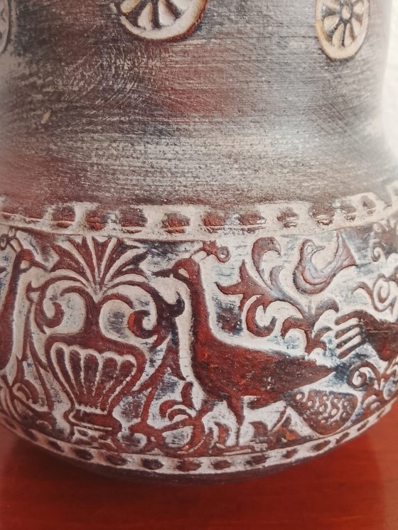 Image 1 of Handgemaakte Griekse Keramische Kruik – Antieke Stijl Reliëfkunst