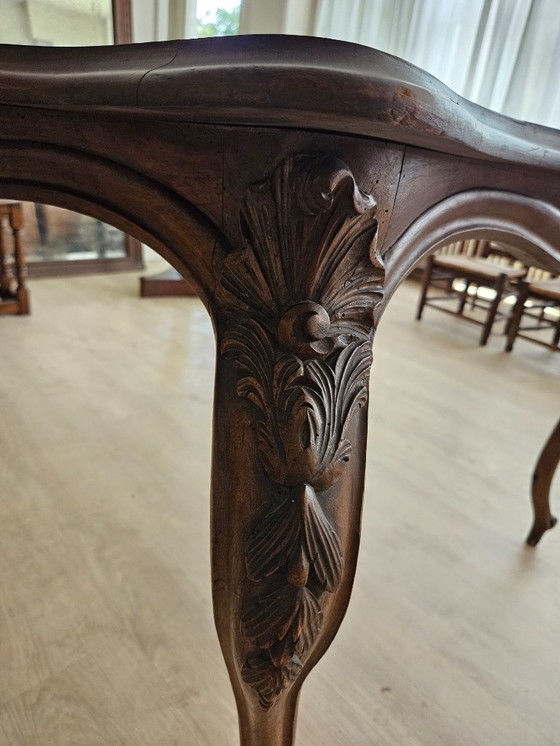 Image 1 of Table ancienne avec pieds élégants