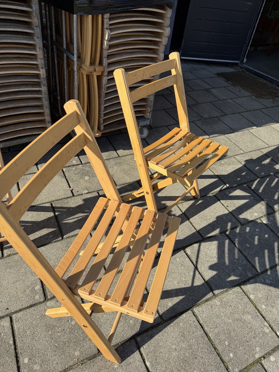 Image 1 of Lot de 79 chaises pliantes vintage en bois dur des années 80
