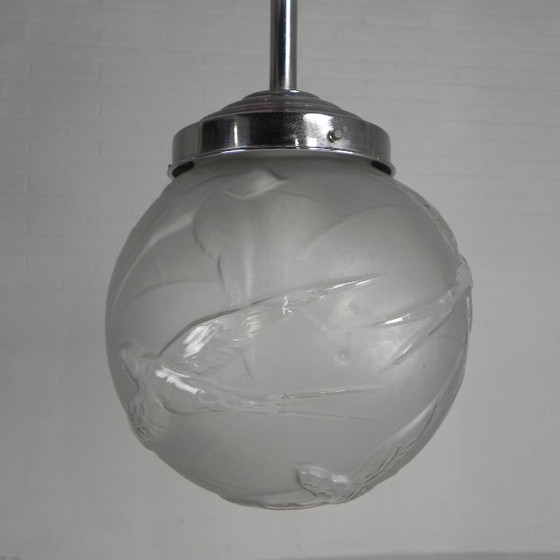 Image 1 of Art Deco hanglamp met geetste glazen bol met meerdere vogels, zwaluwen, jaren 30