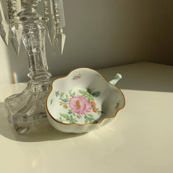 Image 1 of Coppia di antichi piatti giapponesi in porcellana Kutani a forma di foglia – Era Meiji/Taisho – Dipinti a mano e dorati