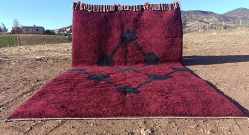 Tapis Beni Ouarain 400 × 300 cm – Rouge Bordeaux et Noir – Design Marocain