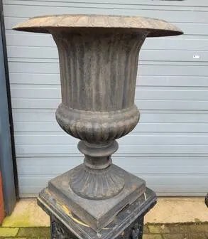 Grandi vasi antichi in ghisa su piedistallo, Mobili da giardino, Ferro, Nero, Vintage (foto 5 di 14)