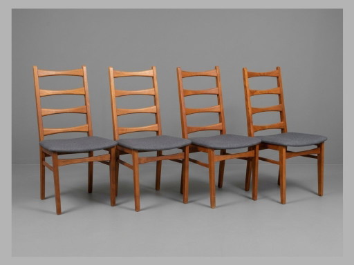 Set van 4 Scandinavische eetkamerstoelen, opnieuw bekleed.