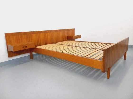 Image 1 of Letto matrimoniale vintage scandinavo in teak degli anni '60 con comodini integrati e base a doghe.