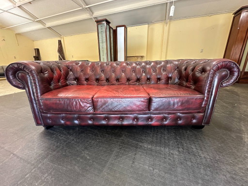 Canapé Chesterfield usé. Cuir bordeaux. 2,5 places. – 3 5 zitsbanken, Leather, Wood