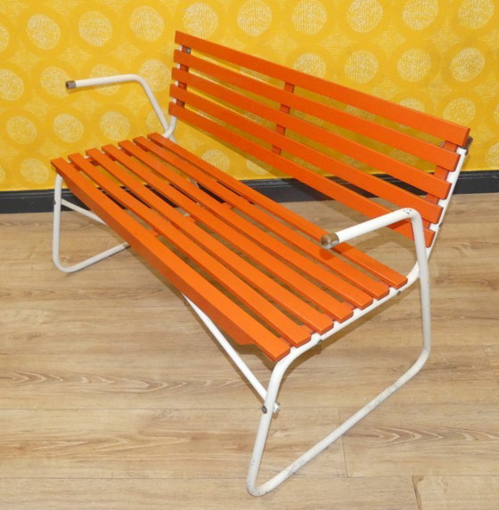 Image 1 of Vintage jaren 60 bankje originele tuinbank oranje tuin veranda café interieur bank metaal hout retro midden eeuw