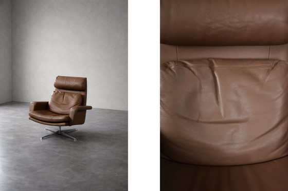 Image 1 of Fauteuil pivotant et repose-pieds en cuir marron, style danois moderne vintage, années 1970, ensemble de 2