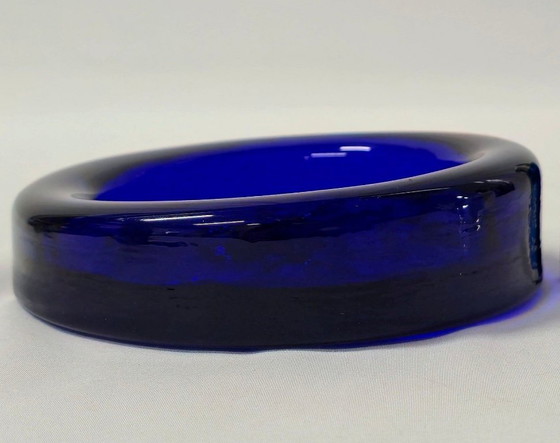 Superbe grand vide-poche / plat en verre bleu cobalt pressé, motif Coq. Œuvre iconique du designer Erik (photo 3 of 6)