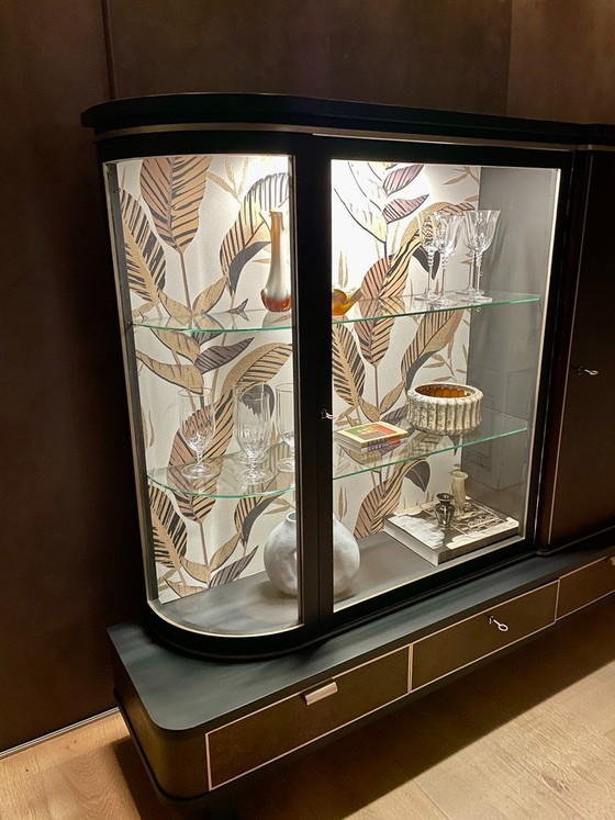 Image 1 of Mobile Art Déco con vetrina in vetro curvo – Restaurato, impiallacciatura in radica, illuminazione