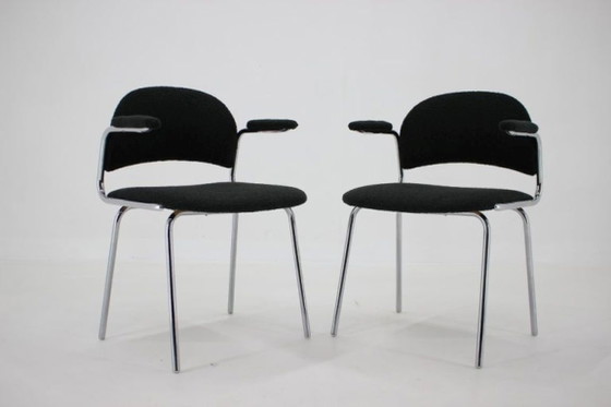 Image 1 of Een paar Tsjechische fauteuils uit de jaren 70, gemaakt van verchroomd buisvormig staal en bekleed met donkere bouclé-stof.
