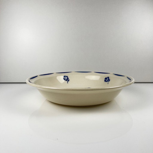 Ciotola bassa per insalata, in semiporcellana di Badonviller, con decorazione floreale blu, inizio XX secolo.