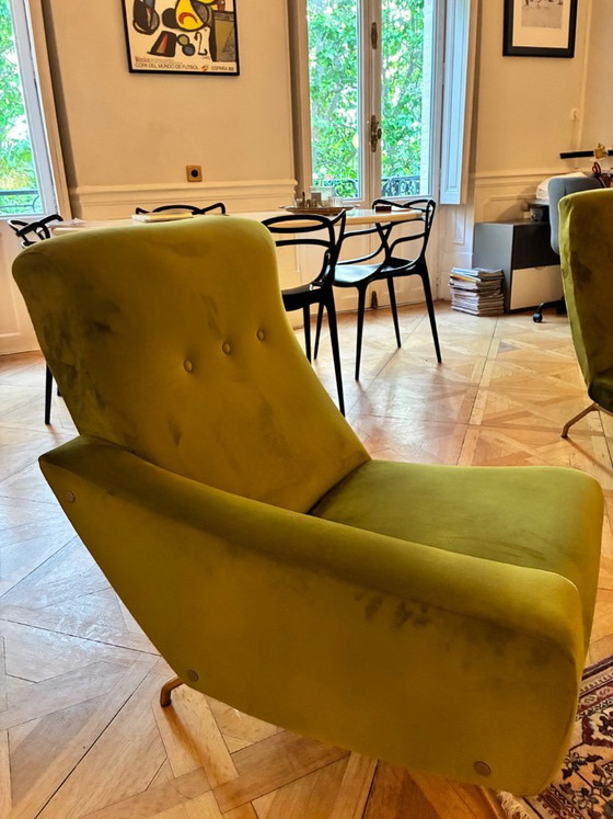 Par de sillones Joseph-André Motte para Steiner, Francia, década de 1950 – Terciopelo verde y latón – Brass (photo 5 of 7)