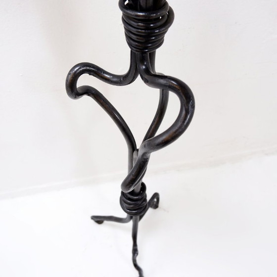 Image 1 of Grand candélabre en fer forgé au design abstrait et doté de trois porte-bougies