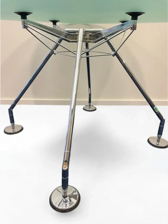 Image 1 of Table « Nomos » de Norman Foster (1935) pour Tecno (1986) - 120 cm, verre opaque