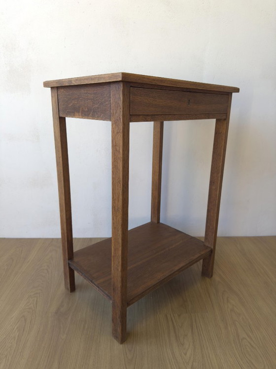 Image 1 of Oude eikenhouten bijzettafel uit de jaren 50.