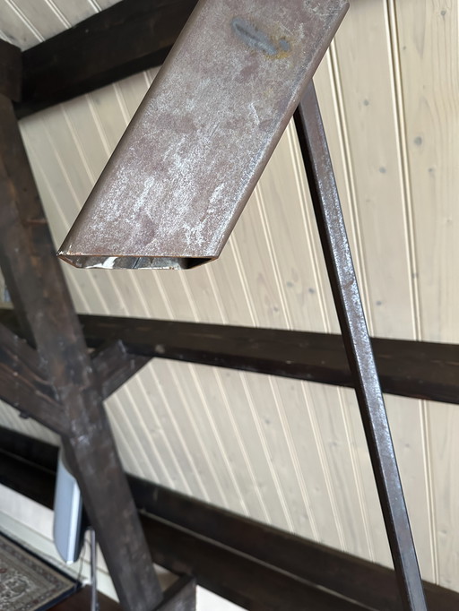 Robust industrial floor lamp in perfect condition