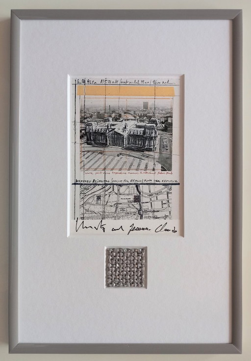 Christo – Wrapped Reichstag – Gesigneerde artcard met origineel stofstuk – lithos zeefdrukken, Paper