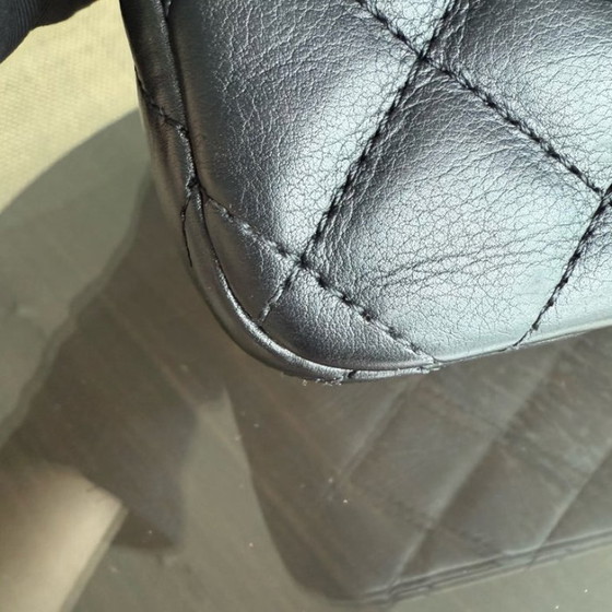 Image 1 of Borsa Chanel Classic Flap Seasonal Medium - Rock The Corner in pelle di vitello trapuntata nera con finiture dorate, serie 24