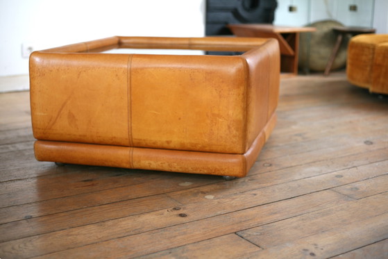 Coffee table in leather and black glass top, 1970s (photo 2 of 5)