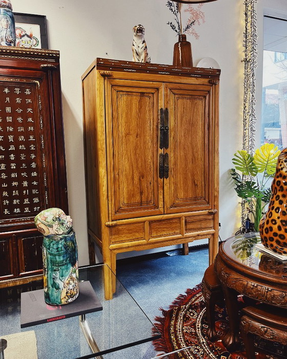 Image 1 of Antiker chinesischer Schrank