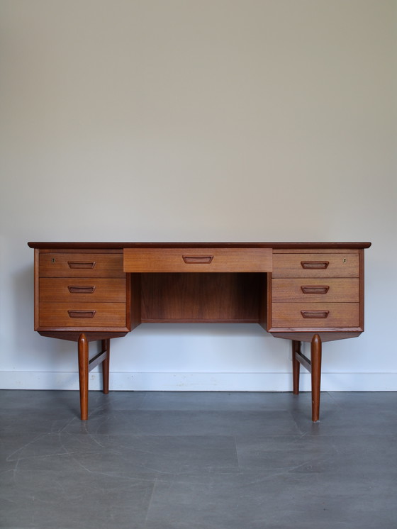 Vintage Deens vrijstaand bureau in teak – Wood (photo 4 of 10)