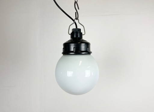 Lampada a sospensione industriale in bachelite con vetro opalino, anni '70