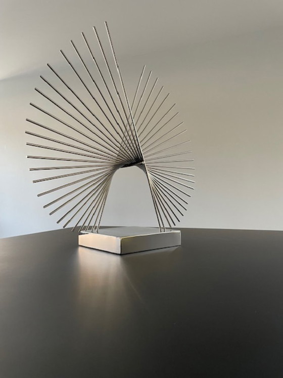 Image 1 of Scultura futuristica in filo di cromo: oggetto astratto modernista