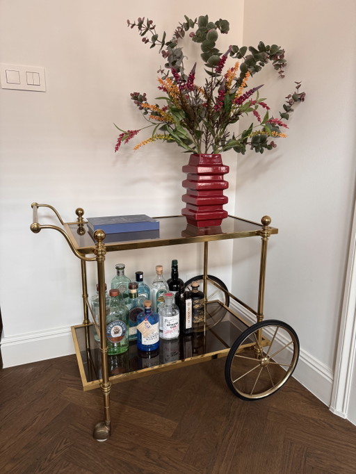 Antiker Servierwagen im Vintage-Stil