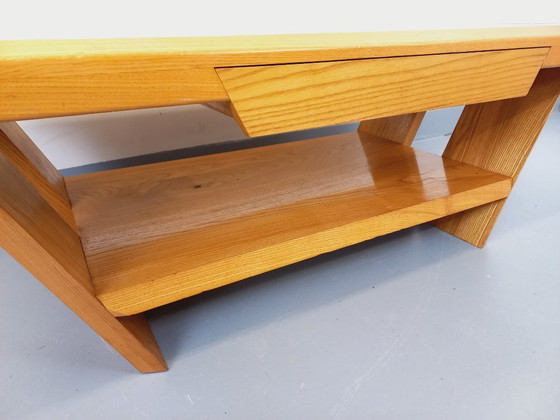 Image 1 of Vintage brutalistische rechthoekige salontafel van massief iepenhout met lade uit de jaren 70.