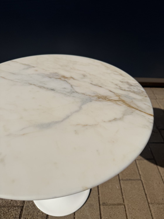 Image 1 of Knoll Tulip Beistelltisch aus Calacatta Gold (Oro) Marmor in NEUEM ZUSTAND! Eero Saarinen