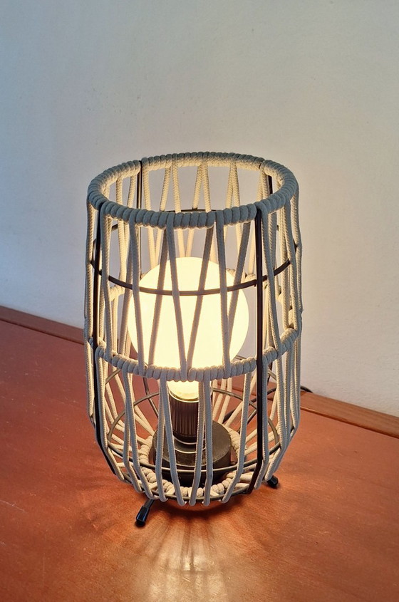 Image 1 of Lampada da tavolo, Rivisitazione, lampada da tavolo a corda, unica, in metallo a 5 anelli