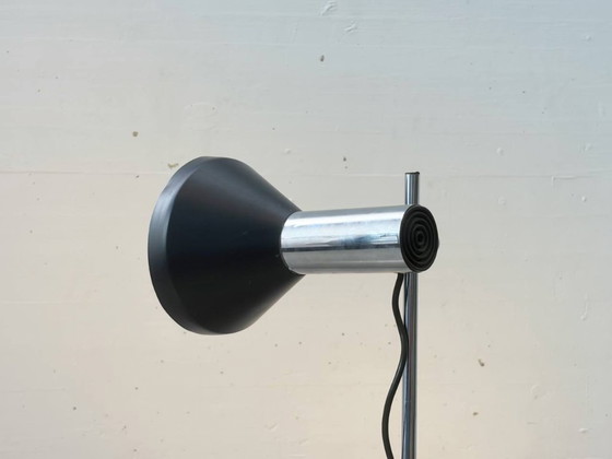 Image 1 of Stijlvolle vloerlamp in mid-century stijl met twee verstelbare lampkoppen.