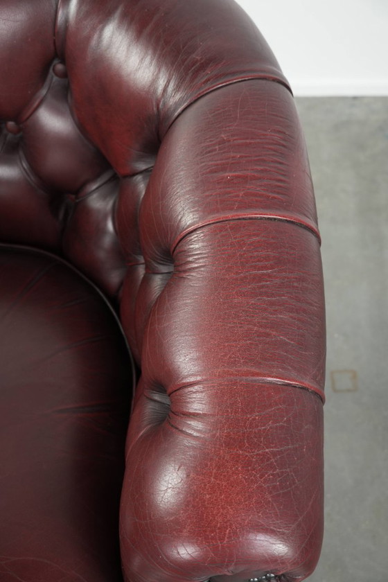 Prachtige rundleren chesterfield clubfauteuil in een schitterende rode kleur in klassieke Engelse stijl (photo 8 of 13)