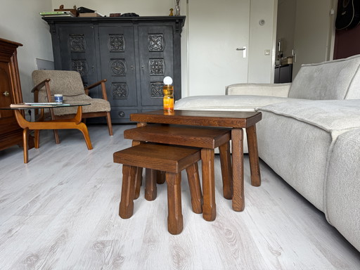 3 tables gigognes brutalistes