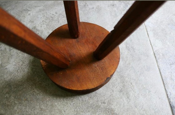 Image 1 of Vintage Brutalistische Driepoot Kruk (tabouret)– Massief Grenen – Frankrijk - Jaren 50/60