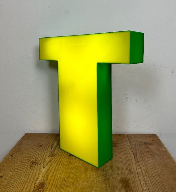 Image 1 of Lettre T lumineuse jaune vintage, années 1970