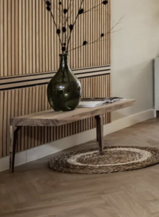 Mesa de centro de diseño Norr11 con tres patas de madera, única