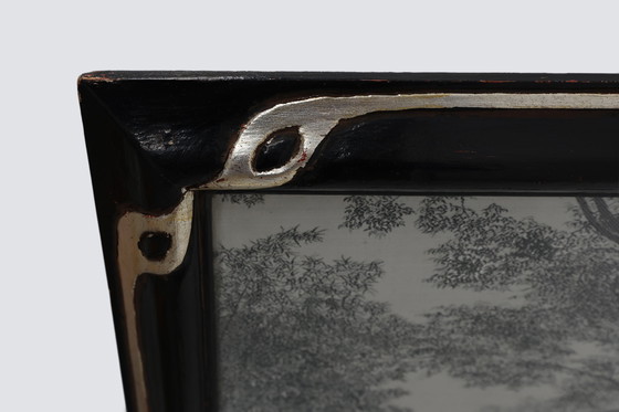 Image 1 of Œuvre d'art encadrée sur soie représentant un salon de thé chinois au bord de l'eau, France vers 1910 1910