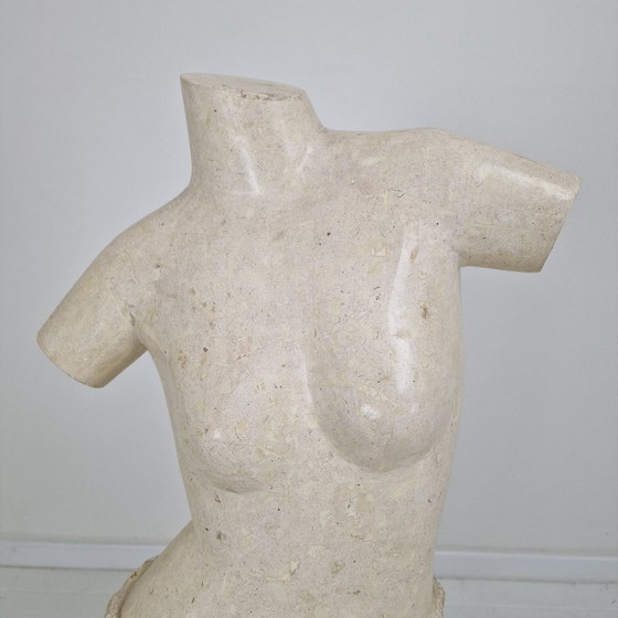 Image 1 of Torso femminile scultoreo contemporaneo realizzato con strati di pietra di Mactan recuperata, anni '80