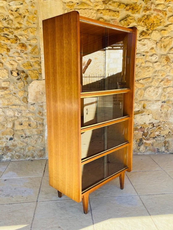 Image 1 of Librería de roble de mediados de siglo, con puertas correderas de cristal, década de 1960