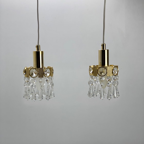 Image 1 of Twee verguld messing en kristallen hanglampen, door Palwa, Design 1960, Hollywood Regency.