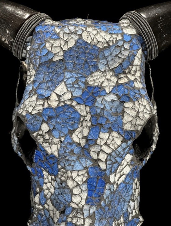 Image 1 of Cow skull with mosaic - Indonesian art