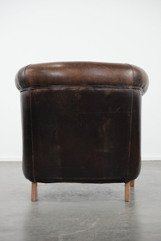 Image 1 of Karaktervolle clubfauteuil gemaakt van schapenleer met een mooi patina