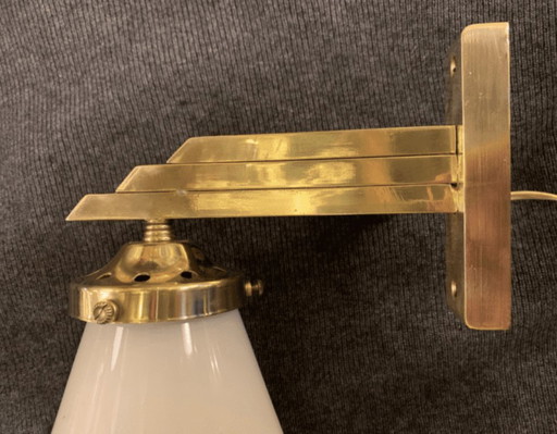 Art Deco Wandlamp van messing en wit glas