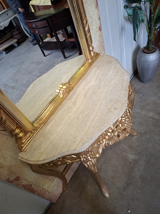 Image 1 of Klassischer, reich verzierter, goldfarbener Halbmond-Wandtisch, Schminktisch mit Marmorplatte und facettiertem Spiegelständer